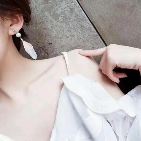 半露肩吊带女生头像上半身光着脚