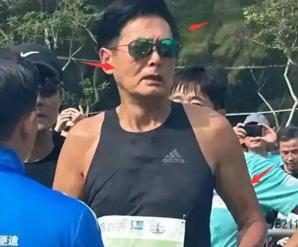 手臂的肌肉似乎已经失去了过去的紧实,虽然身材仍然纤瘦,但给人一种松