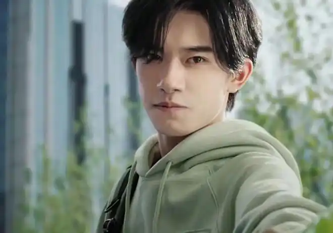 易烊千玺最新广告片出炉,坐在车上微笑回眸让粉丝们笑翻