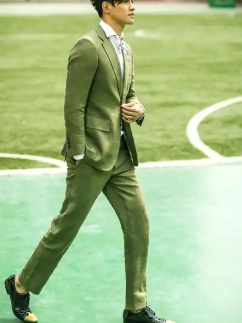 高级墨绿色西装的多样搭配复古时髦