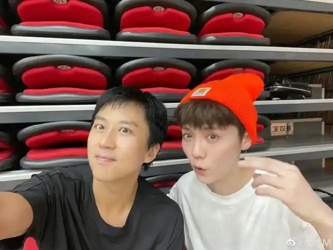 邓超鹿晗篮球场合照