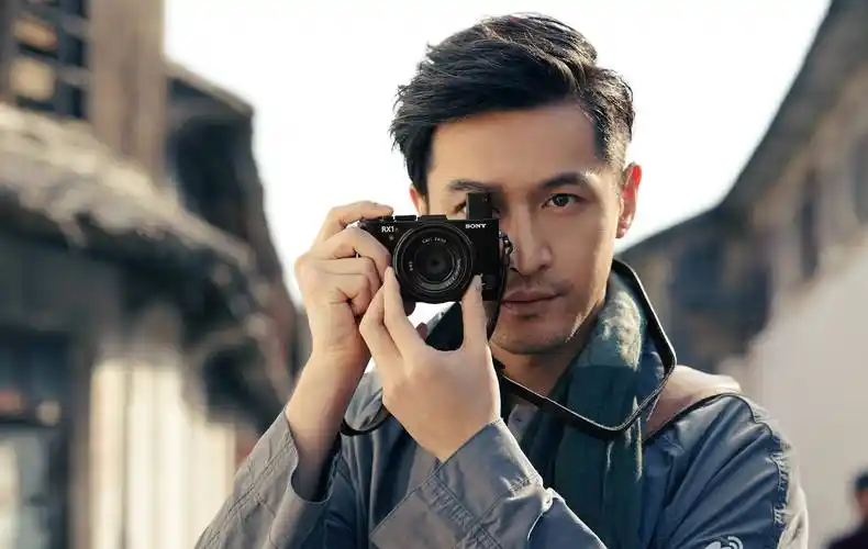 原创胡歌白发亮相引热议岁月不减男神魅力