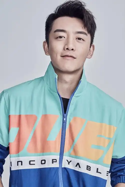 照片中的郑恺身着潮范儿十足的秋冬休闲帽衫,风衣和夹克,面对镜头阳光