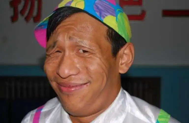 宋小宝自曝年轻帅过王一博,本以为是吹牛,看清18岁旧照傻眼了