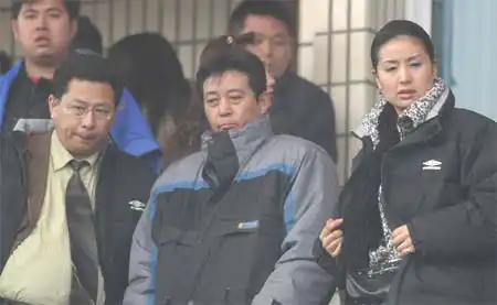 组图-江苏德比战迟尚斌风采依旧 迟夫人场边助威