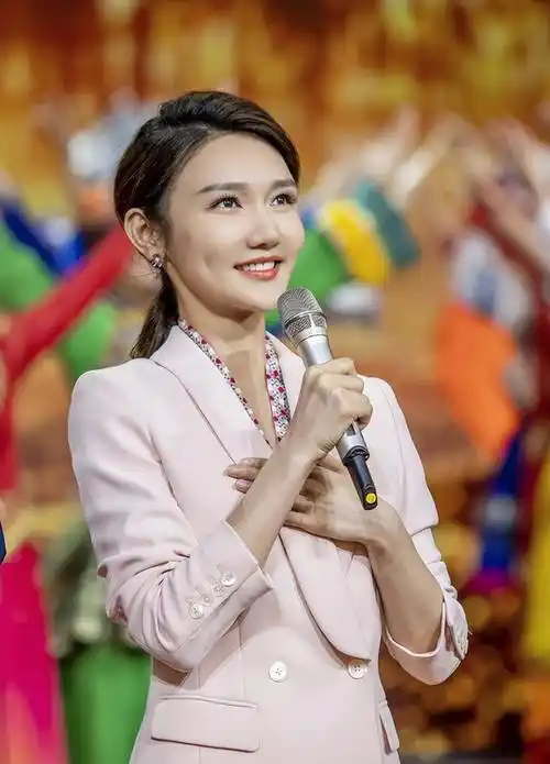 龙洋:从湖南走出的央视著名主持人,男友在雾中迷路了_节目_观众_工作