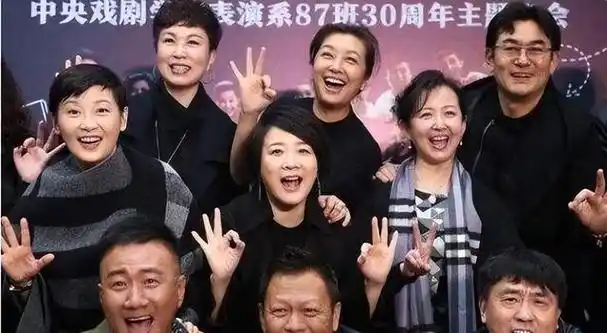 演员何冰为何结婚几十年0绯闻看看妻子是谁就知道了