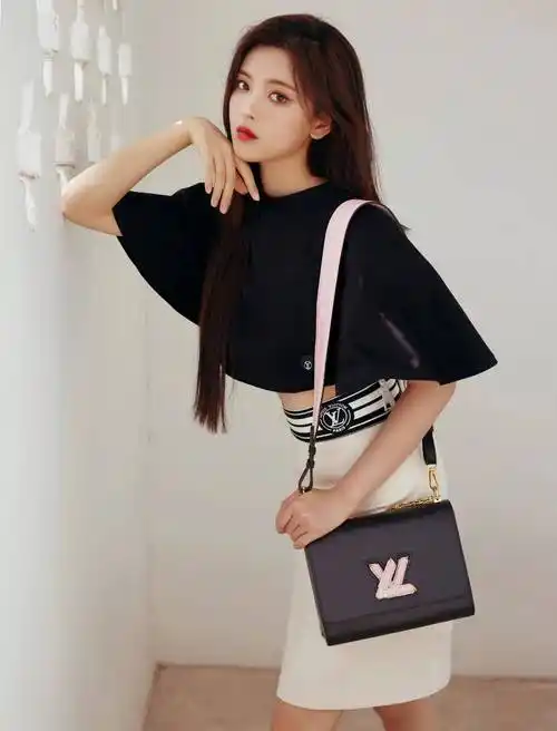 当红女星杨超越写真天生丽质靓丽时尚