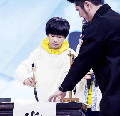 易烊千玺录节目写毛笔字,看清他握笔的姿势,网友:一般人学不来