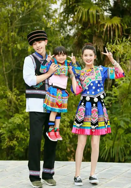 邓伦李沁情侣头像模板甜蜜同框出境被旁边的小娃娃萌到了