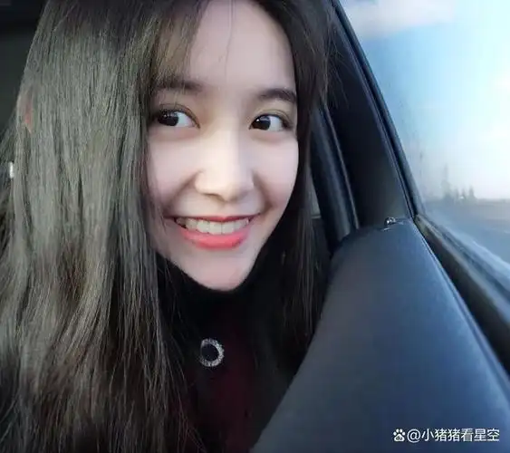 蒋依依中戏毕业照的穿搭艺术