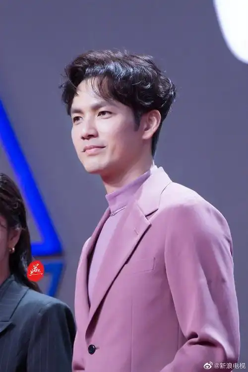 钟汉良肉粉色西装##钟汉良状态