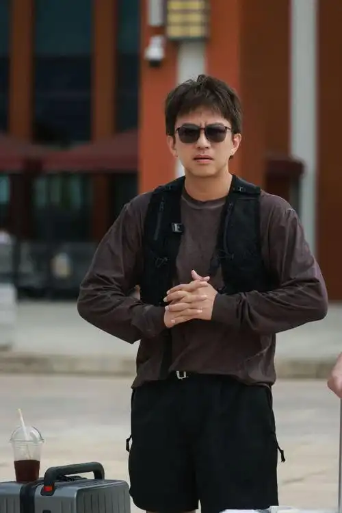 邓超超话语言是害怕的,行动是入水的,姿势是喜感的,笑容是完美的#邓超