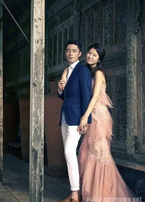 林心如和霍建华出街背爱马仕包包t恤牛仔裤这才是低调的奢华