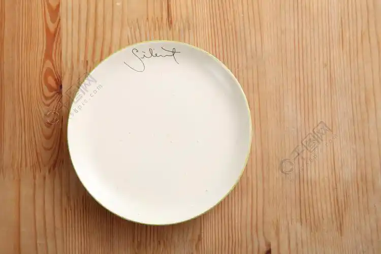 木制背景上的盘子或碟子的顶视图