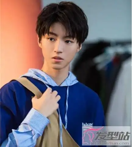 中学生男生发型做超人气时尚帅气学长