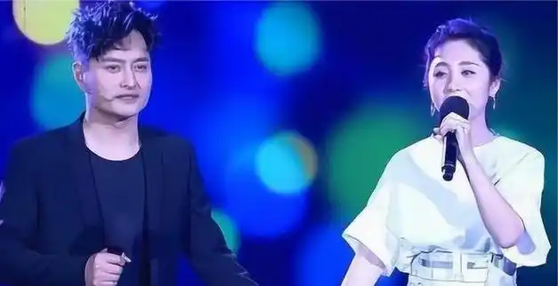 云飞被指责成了"现代陈世美",而郭津彤则被冠以拆散别人家庭的"小三"