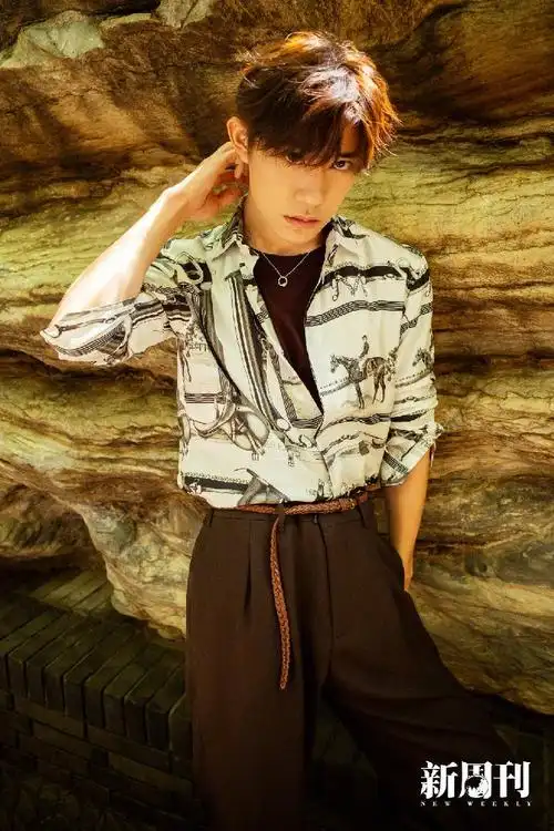 上游时尚|易烊千玺登《新周刊》十月刊,演绎一场蓦然沉思的静谧之旅
