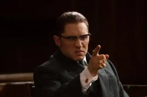 这些丰富的配饰,完美的诠释了黑帮应有的浮夸装扮来看看我们心目中的