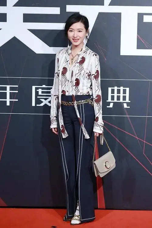 万茜无修照片显老态但是身穿镂空裙装身材窈窕气质也挺好