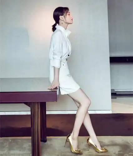 马思纯会穿金色细高跟鞋演绎轻熟风的诱惑精英白领范十足