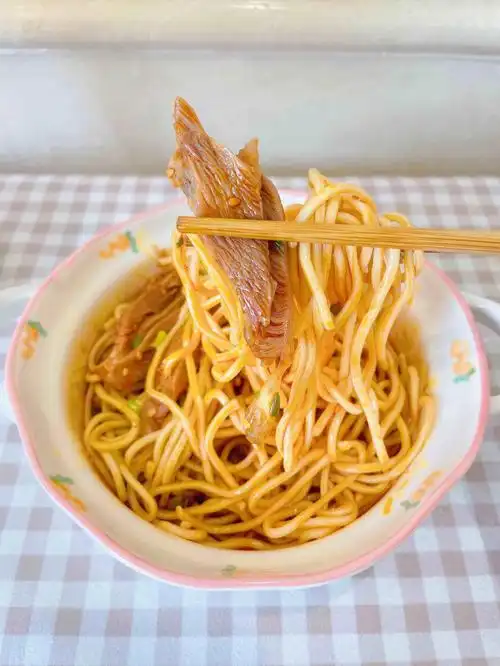 切成丝备用78煮熟的凉面放凉后倒入一袋调料包,放上鸡丝