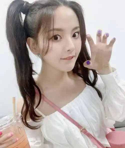 原创杨超越晒双马尾自拍穿一字肩细吊带出镜开心比耶心情好