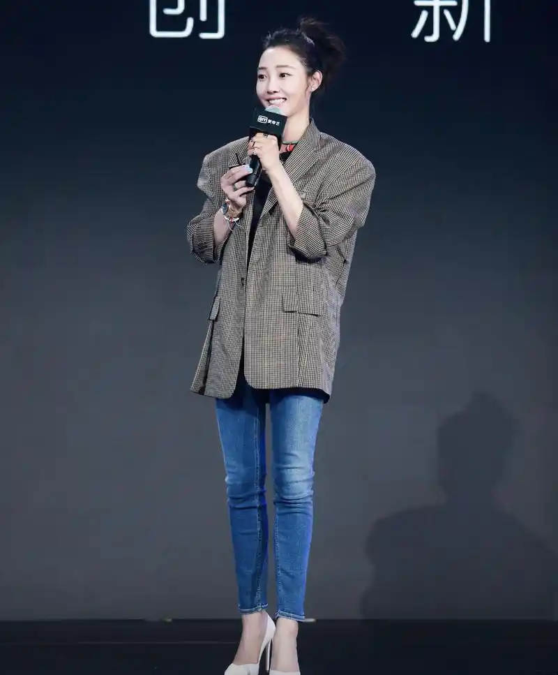 白百何私服穿搭好低调,棕色外套搭配白t恤清爽简约,减龄俏皮