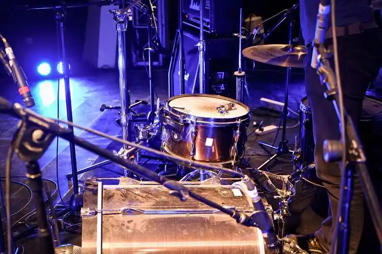 摇滚乐队通常都有什么乐器?