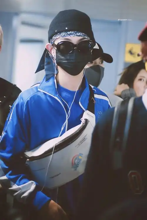 黄明昊justin蓝发