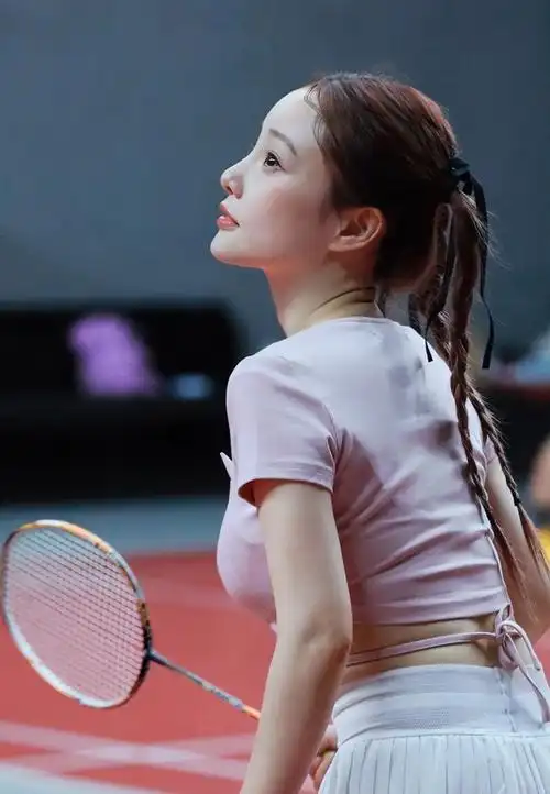 42岁李小璐晒打球照片,皮肤白皙身材苗条,被赞少女感满满-腾讯新闻
