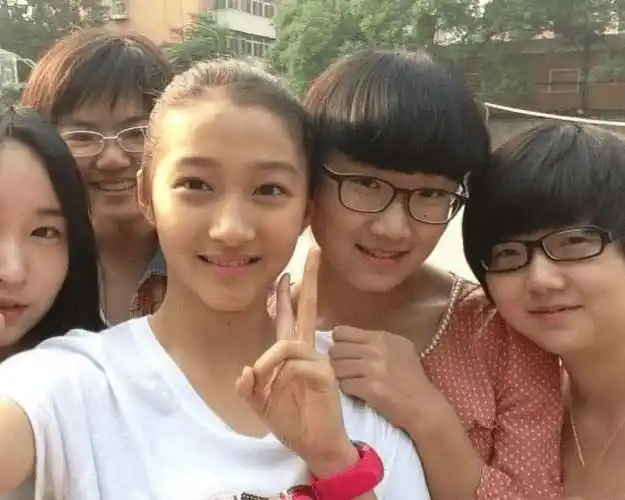 我朋友也去了关晓彤生日party,回来之后气疯了_网友_因为_闺女