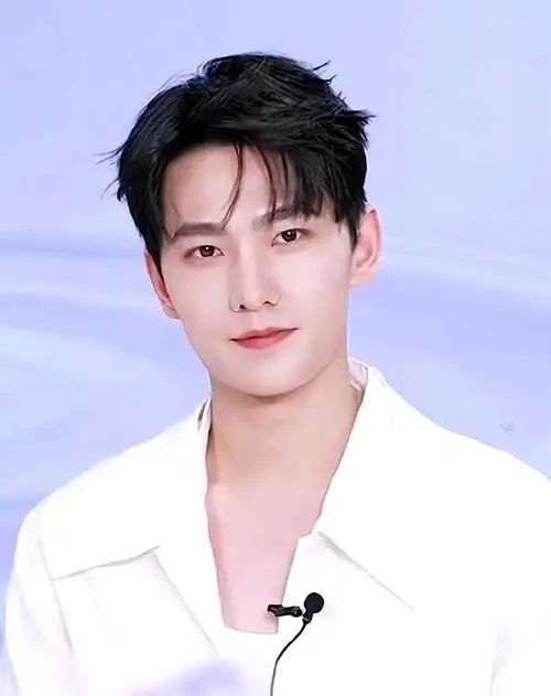 杨洋下颌线好清晰##杨洋生图免检#杨洋生图免检,这也太帅了吧,笑起来