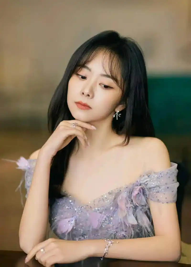 谭松韵长发飘飘,气质清新优雅