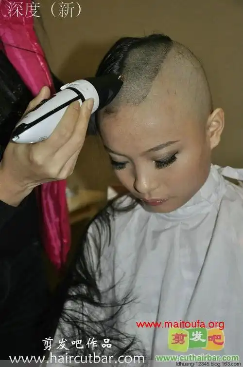 高中美女大胆尝试剃光头