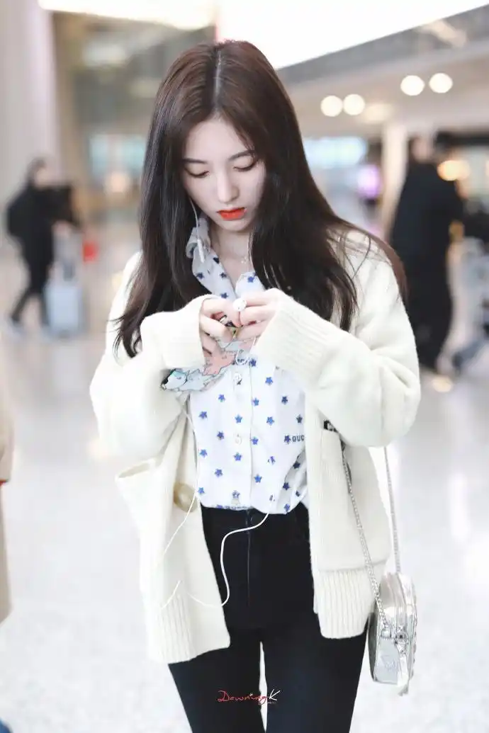 鞠婧祎现身机场赶行程肤白貌美笑容呆萌