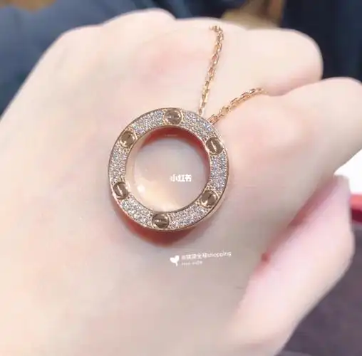 卡地亚经典love系列圆饼满钻项链 上身奢华大气!