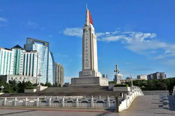 主要景点纪念塔位于八一广场中心,为广场中的标志性建筑,高53.