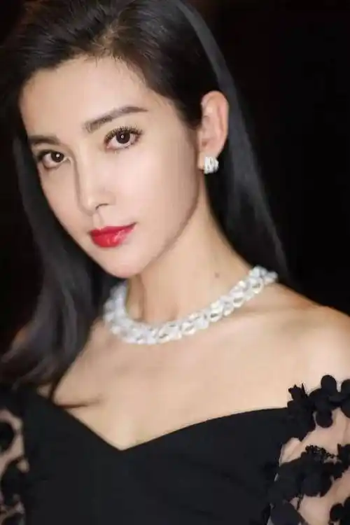 谈小16岁男友,为公益"献身",已经51岁的李冰冰仍然不服老!