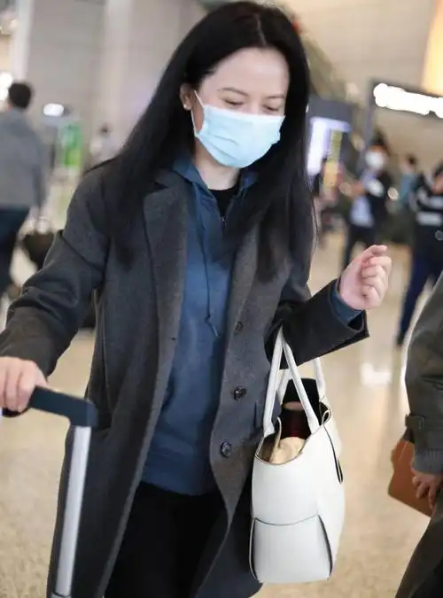 现身机场时俞飞鸿留着一头飘逸长发,看似素雅的打扮很好地展现了她的