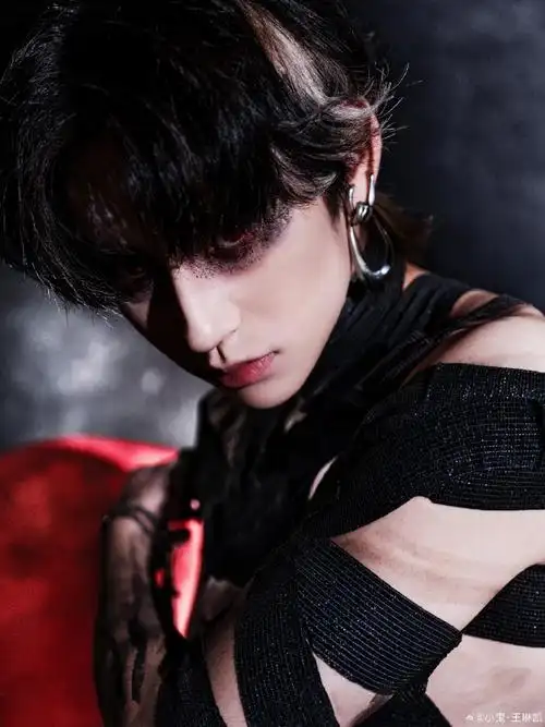 小鬼吸血鬼妆生日写真##小鬼的上衣是条带子