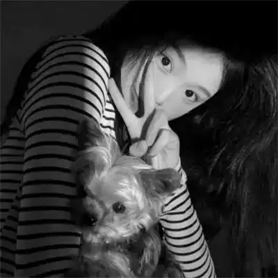 女生黑白简单意境头像真人图片