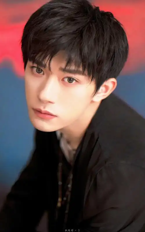 易烊千玺项链叠搭