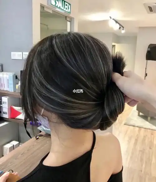 底色是黑色～挑染依旧浅灰色～挑染掉色会掉成亚麻金色～掉色也很好看