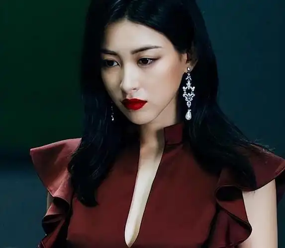 家世显赫却不炫耀,连续10年入选世界百美,演员朱珠可不是个花瓶