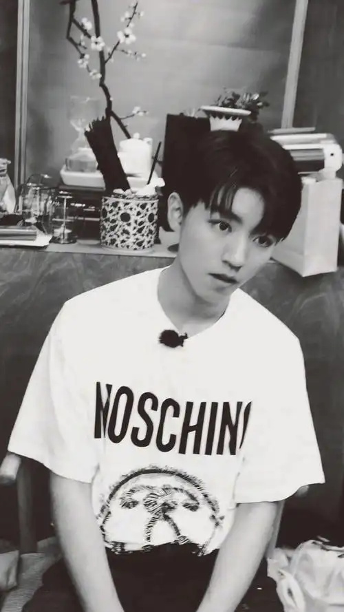 tfboys分享210829王俊凯黑白色系大片合集这氛围感大帅哥太苏了