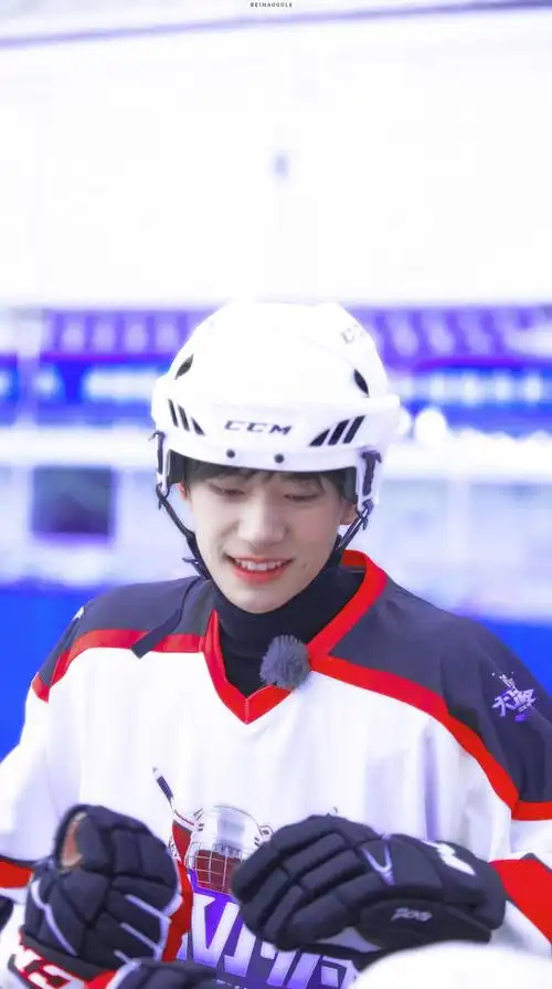 易烊千玺分享200903易烊千玺冰球服图照合集运动少年活力上线