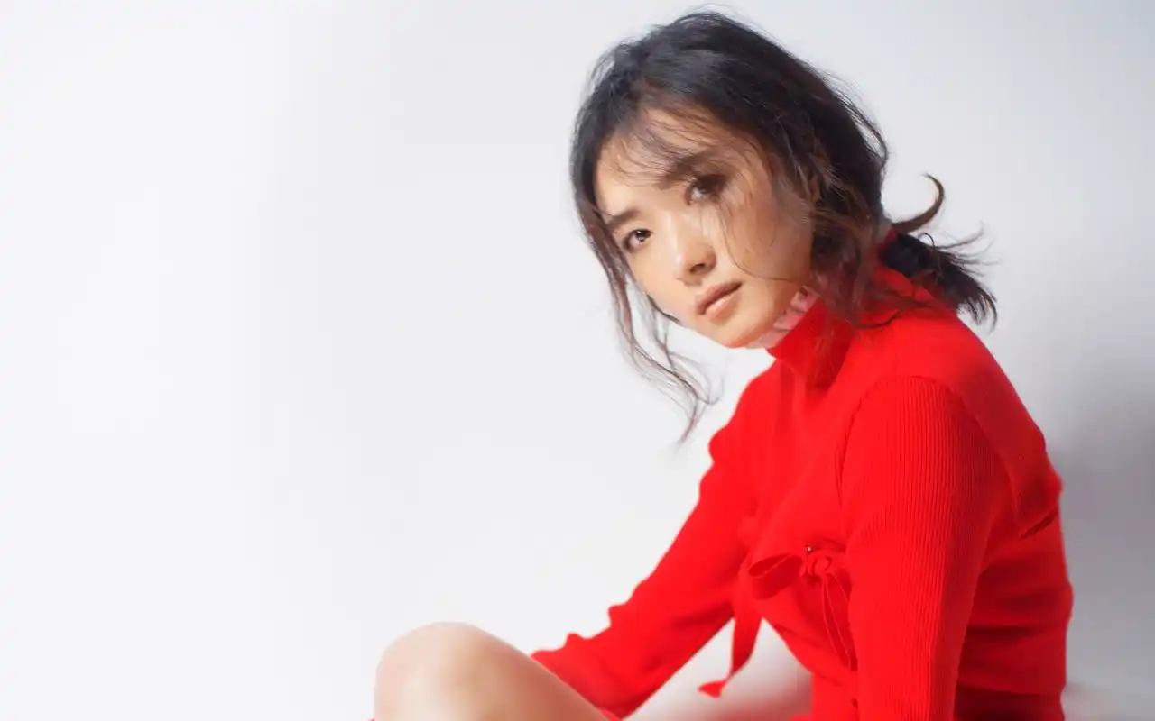 万茜红衣性感美腿写真图片桌面壁纸