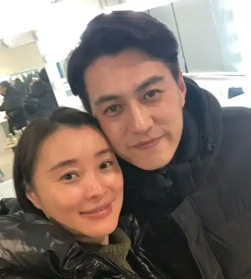 《精英律师》中靳东与女搭档合影,与姐姐吴越最亲密,与她最般配