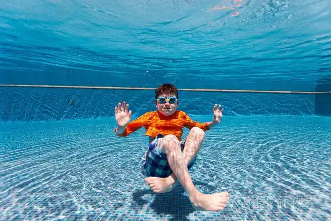 水下游泳的男孩